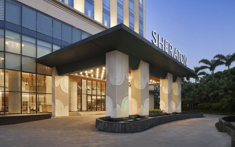 Máy bán hàng tự động thông minh chính thức "cập bến" SHERATON HANOI WEST